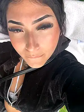 Lilith Thompson online show from November 10, 8:25 pm