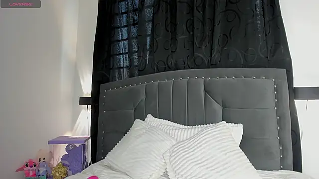 Lilith Thompson online show from November 23, 4:50 pm