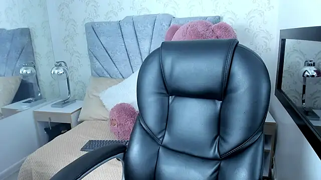 Lilith Thompson online show from March 10, 12:06 pm