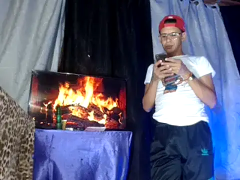 Snapshot of Hidden_Fantasies chatting on November 7, 11:52 pm Hidden Fantasies online show from November 7, 11:52 pm