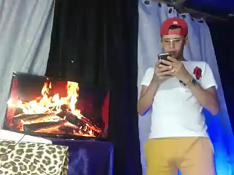 Snapshot of Hidden_Fantasies chatting on November 5, 11:41 pm Hidden Fantasies online show from November 5, 11:41 pm