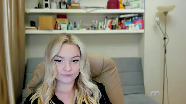 Kara Smith  online show from December 4, 11:04 pm