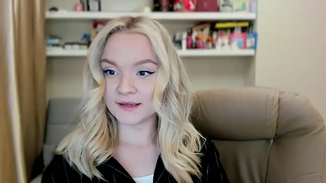 Kara Smith  online show from April 17, 11:29 pm