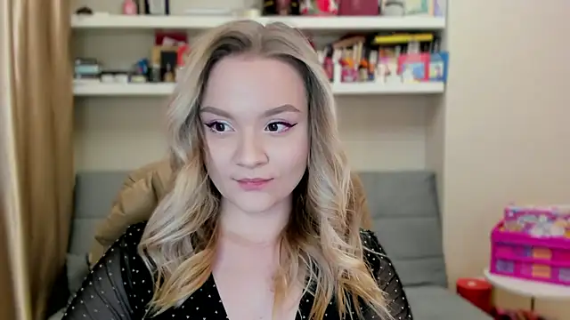 Kara Smith  online show from April 4, 11:22 pm