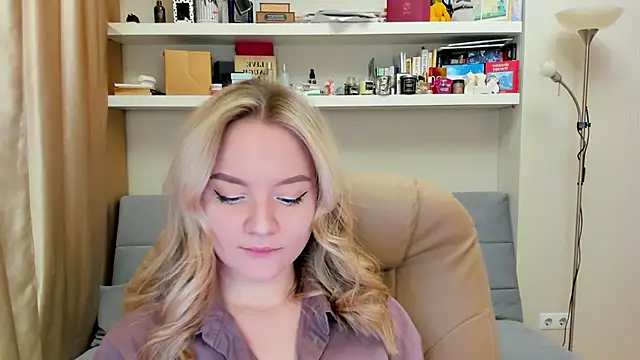 Kara Smith  online show from March 5, 12:05 am