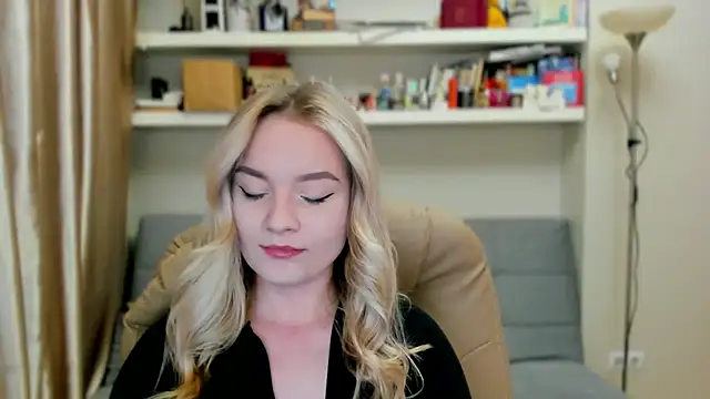 Kara Smith  online show from October 4, 10:44 pm