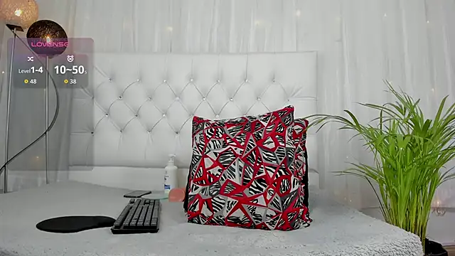 sarah temptation online show from March 18, 11:05 pm