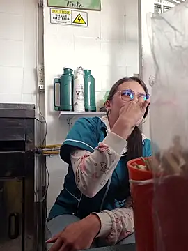 Snapshot of HOLY_DOLL chatting on October 24, 7:13 pm HOLY DOLL online show from October 24, 7:13 pm