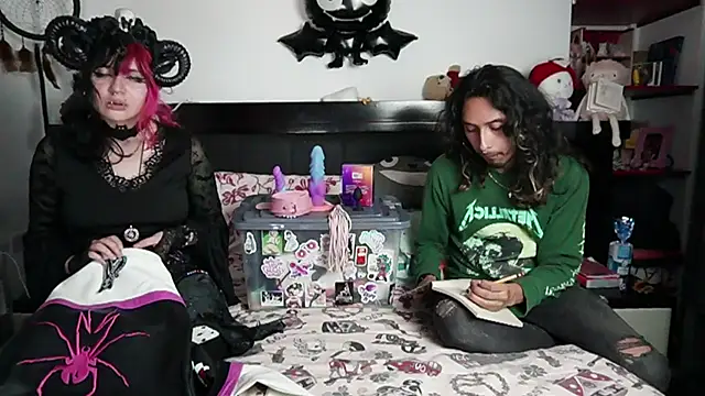 Snapshot of Devil_And_Princess chatting on February 8, 2:31 am Devil And Princess online show from February 8, 2:31 am