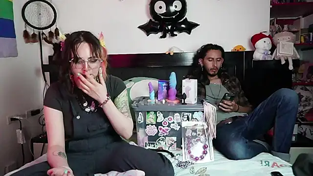 Snapshot of Devil_And_Princess chatting on January 19, 1:31 am Devil And Princess online show from January 19, 1:31 am