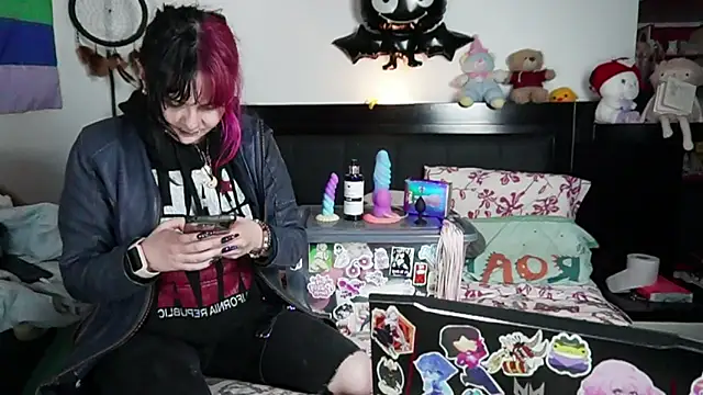 Snapshot of Devil_And_Princess chatting on February 3, 1:27 am Devil And Princess online show from February 3, 1:27 am