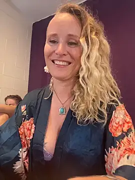 Snapshot of SusieandLacey chatting on June 14, 7:09 am SusieandLacey online show from June 14, 7:09 am