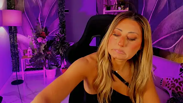 SarahAlluring online show from September 21, 12:43 pm