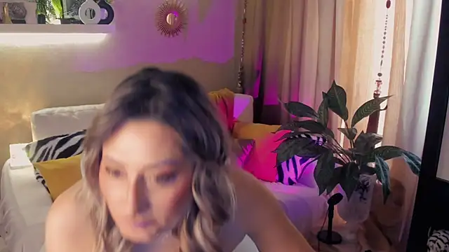 SarahAlluring online show from May 15, 7:06 am