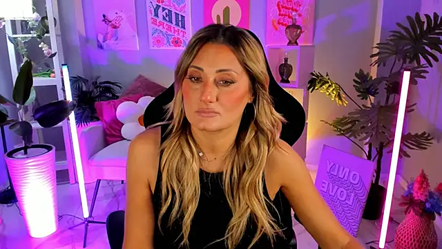 SarahAlluring online show from October 20, 11:00 am