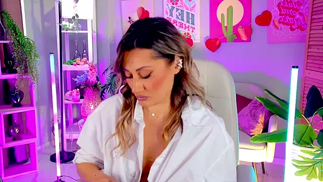 SarahAlluring online show from April 5, 12:01 pm