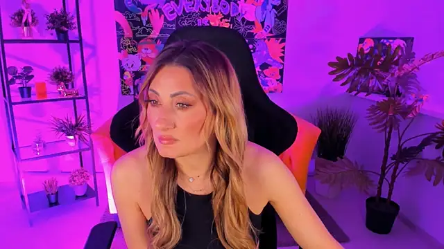 SarahAlluring online show from March 22, 1:30 pm