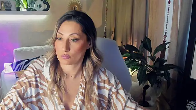 SarahAlluring online show from May 14, 2:58 pm