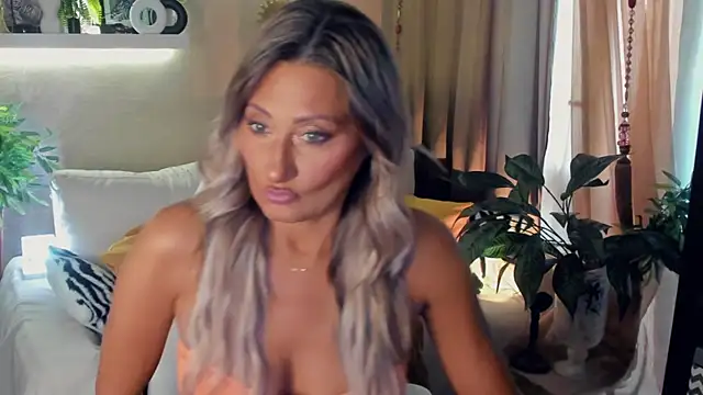 SarahAlluring online show from July 25, 2:23 pm