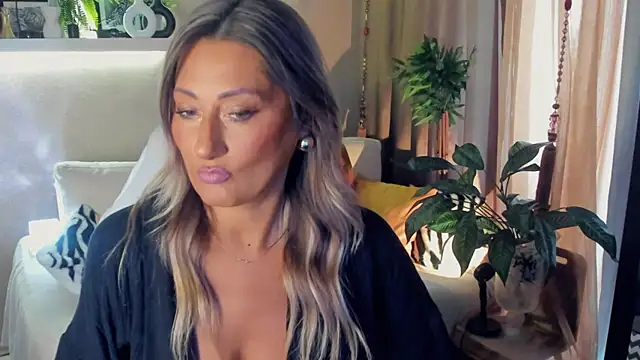 SarahAlluring online show from July 18, 8:12 am