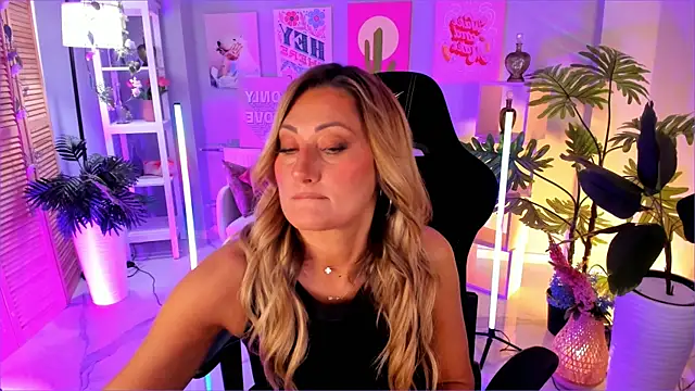 SarahAlluring online show from September 18, 1:03 pm