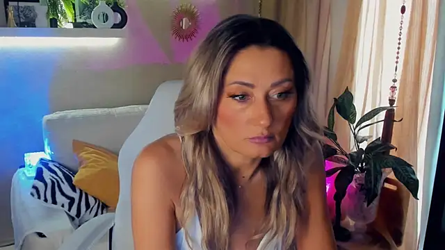SarahAlluring online show from June 7, 7:46 am