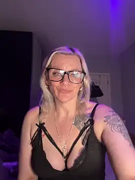 Snapshot of Curvy-Cleo chatting on February 8, 7:11 pm Curvy-Cleo online show from February 8, 7:11 pm