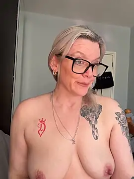 Snapshot of Curvy-Cleo chatting on February 25, 10:48 am Curvy-Cleo online show from February 25, 10:48 am