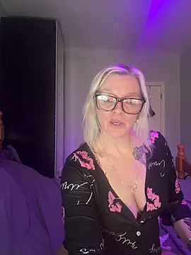 Snapshot of Curvy-Cleo chatting on February 10, 12:15 pm Curvy-Cleo online show from February 10, 12:15 pm