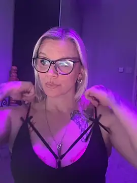 Curvy-Cleo online show from April 18, 9:15 pm