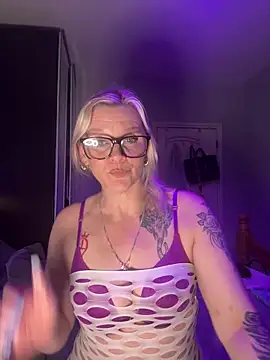 Snapshot of Curvy-Cleo chatting on February 2, 7:46 pm Curvy-Cleo online show from February 2, 7:46 pm