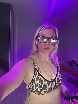 Snapshot of Curvy-Cleo chatting on February 11, 9:03 pm Curvy-Cleo online show from February 11, 9:03 pm