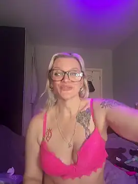 Snapshot of Curvy-Cleo chatting on February 9, 10:57 am Curvy-Cleo online show from February 9, 10:57 am