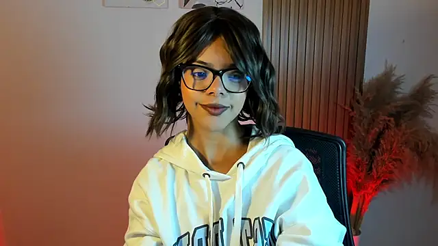 Snapshot of Milabrown_ chatting on October 16, 1:52 pm Milabrown online show from October 16, 1:52 pm