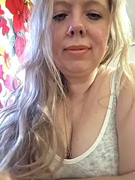 Irina3718 online show from April 28, 3:16 pm