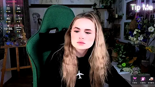 Snapshot of Jessi_Blonde chatting on October 4, 9:33 am Jessi Blonde online show from October 4, 9:33 am