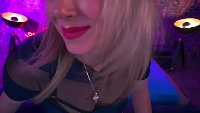 CandyLadyyy online show from March 13, 10:04 pm