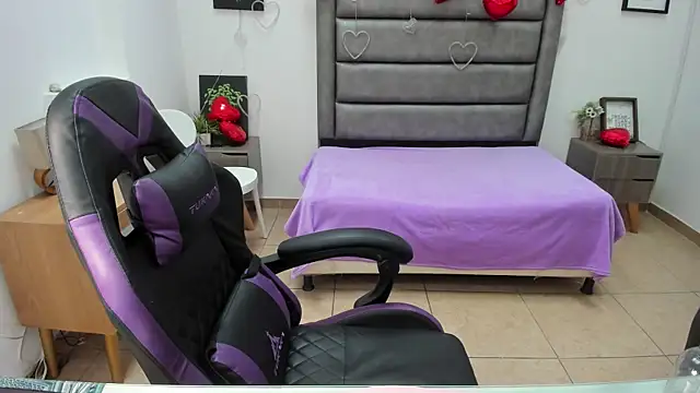 Tania Duque online show from April 7, 2:08 pm