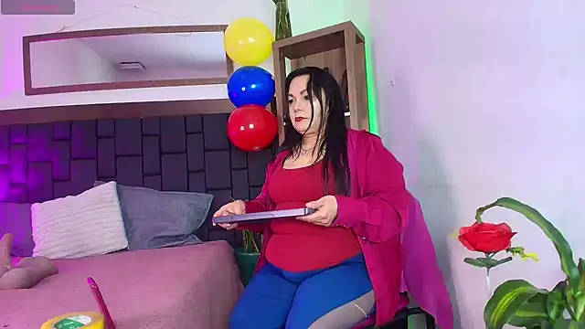 Snapshot of EllenaBoobs_ chatting on June 29, 2:17 pm EllenaBoobs online show from June 29, 2:17 pm