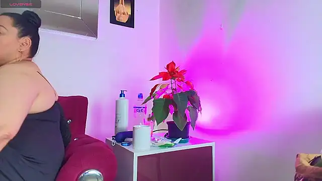 Snapshot of EllenaBoobs_ chatting on January 18, 2:48 am EllenaBoobs online show from January 18, 2:48 am