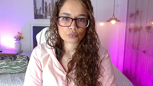 Snapshot of Rose_Thompson1 chatting on May 17, 1:33 pm Rose Thompson1 online show from May 17, 1:33 pm