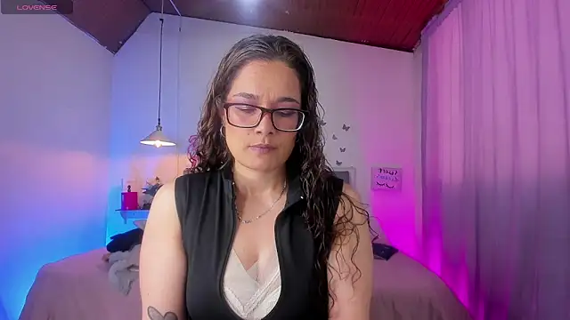 Snapshot of Rose_Thompson1 chatting on May 3, 1:36 pm Rose Thompson1 online show from May 3, 1:36 pm