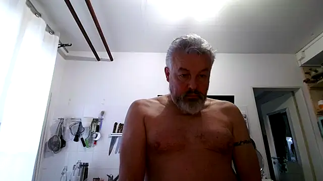 Snapshot of Berg_Boy chatting on February 8, 7:28 am Berg Boy online show from February 8, 7:28 am