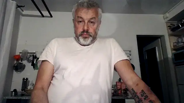 Snapshot of Berg_Boy chatting on October 18, 11:29 pm Berg Boy online show from October 18, 11:29 pm