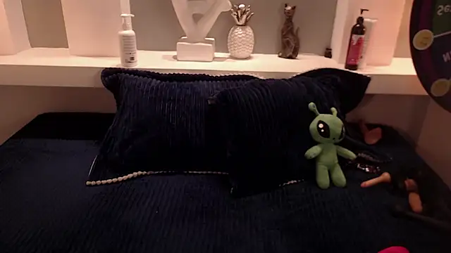 Snapshot of milu_w4llace chatting on October 25, 12:43 am milu w4llace online show from October 25, 12:43 am