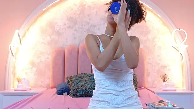 Snapshot of CamilaJohnston chatting on October 22, 9:46 pm CamilaJohnston online show from October 22, 9:46 pm