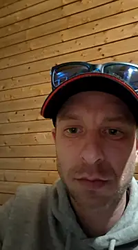 Snapshot of svenpfeifer chatting on March 23, 12:15 am svenpfeifer online show from March 23, 12:15 am