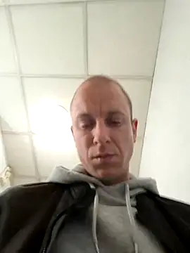 Snapshot of svenpfeifer chatting on March 17, 6:51 am svenpfeifer online show from March 17, 6:51 am