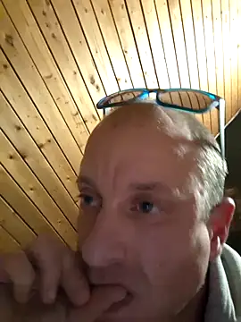 Snapshot of svenpfeifer chatting on March 20, 2:29 am svenpfeifer online show from March 20, 2:29 am