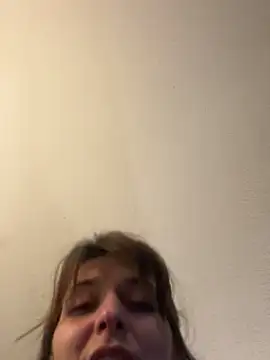 Snapshot of 2brokegirlz chatting on March 11, 12:39 pm 2brokegirlz online show from March 11, 12:39 pm